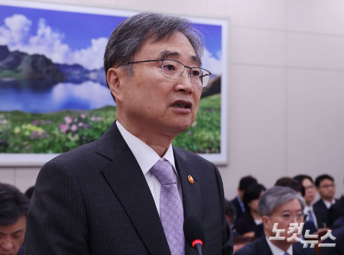 조현 외교부 장관이 13일 오전 국회 외교통일위원회 국정감사에 출석해 업무보고를 하고 있다. 황진환 기자