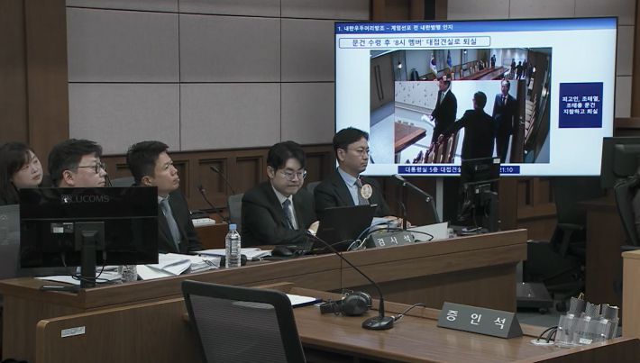 13일 서울 서초구 서울중앙지법에서 열린 한덕수 전 국무총리의 내란 우두머리 방조 혐의 등 2차 공판에서 12·3 비상계엄 당일 대통령실 폐쇄회로(CC)TV 영상 일부가 공개되고 있다. 서울중앙지법 제공