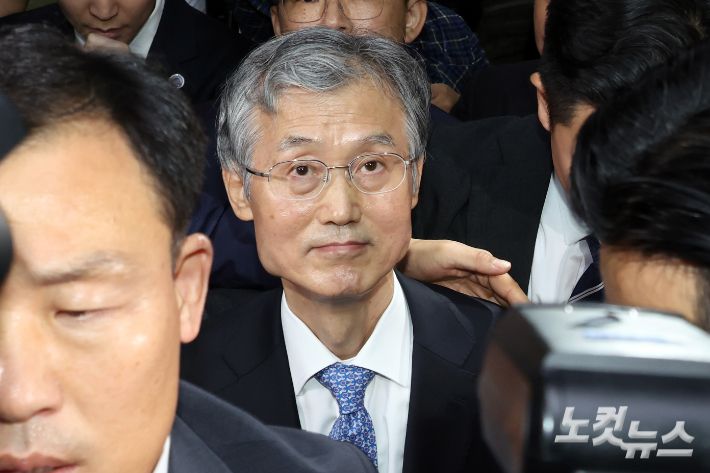 조희대 대법원장이 13일 서울 여의도 국회에서 열린 법제사법위원회의 대법원(법원행정처)·사법연수원·사법정책연구원 등의 국정감사에서 여야 공방으로 회의가 정회되자 자리를 이석하고 있다. 윤창원 기자