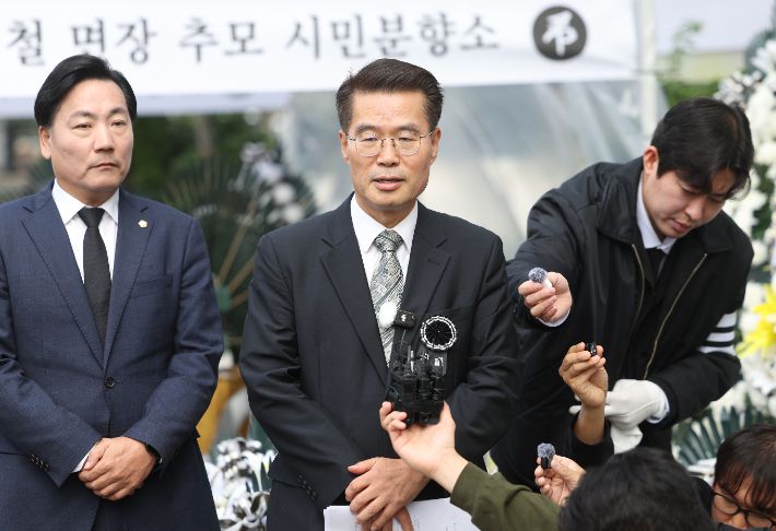 지난 10일 자택에서 숨진 채 발견된 경기 양평군청 소속 50대 사무관 A씨의 변호사인 박경호 국민의힘 대전 대덕 당협위원장이 14일 광화문 KT 빌딩 앞에서 기자회견을 하고 있다. 연합뉴스