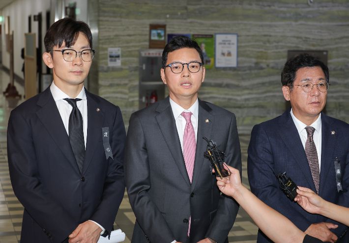 14일 서울 여의도 국회 과학기술정보방송통신위원회 국정감사장 앞에서 국민의힘 박정훈 의원(가운데)이 과방위 국감 중 더불어민주당 김우영 의원이 공개한 자신의 문자 메시지와 관련한 설명을 하고 있다. 연합뉴스