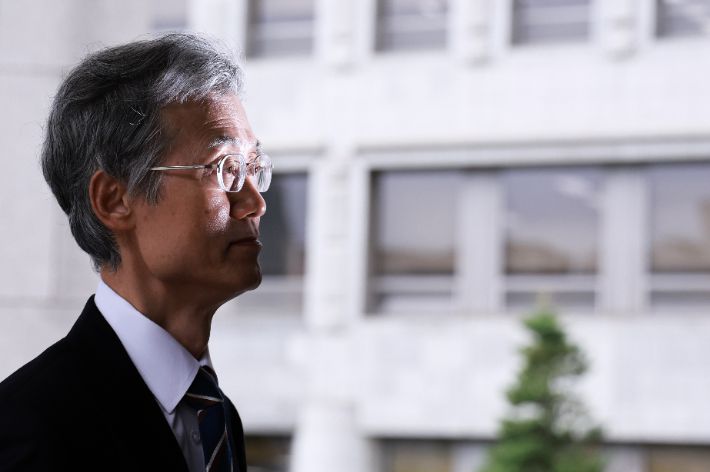 조희대 대법원장이 14일 서울 서초구 대법원으로 출근하고 있다. 연합뉴스