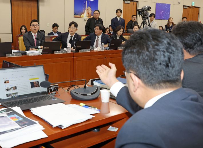 국민의힘 박정훈 의원과 더불어민주당 김우영 의원이 14일 서울 여의도 국회 과학기술정보방송통신위원회에서 열린 2025년도 국정감사에서 설전을 벌이고 있다. 연합뉴스