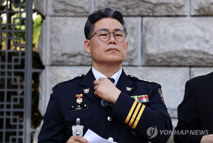 (서울=연합뉴스) 윤동진 기자 = 백해룡 전 영등포경찰서 형사과장(경정)이 12일 서울 서초구 대검찰청 앞에서 인천세관 마약 밀수 연루 의혹 관련 합동수사팀 출범에 대한 입장을 밝히기 위해 취재진 앞에 서 있다. 2025.6.12 mon@yna.co.kr 연합뉴스