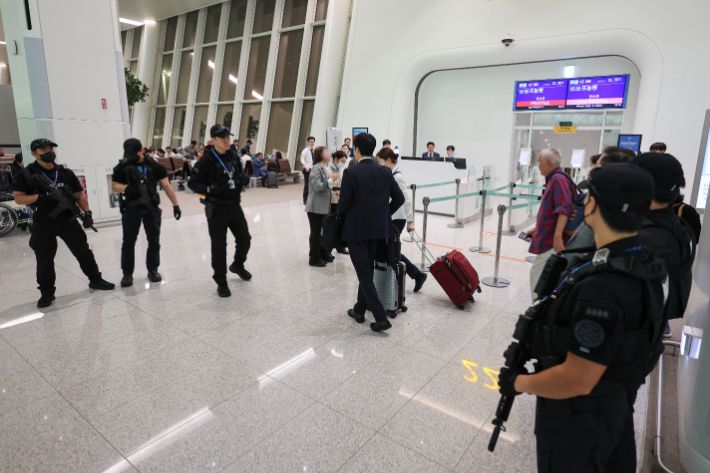 경찰, 캄보디아행 항공편 탑승구 앞 한국인 승객 대상 안전활동. 연합뉴스