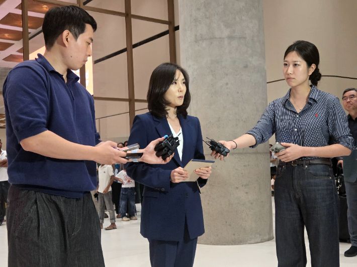 15일(현지시간) 오후 캄보디아 수도 프놈펜 인근 테초 국제공항에서 정부 합동대응팀 단장인 김진아 외교부 2차관이 취재진 질문에 답변하는 모습. 연합뉴스