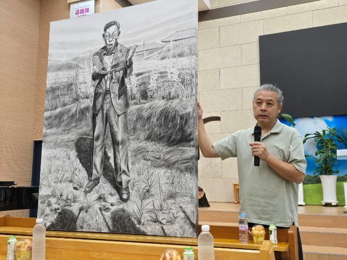 박금만 화백이 여순항쟁 작품을 설명하고 있다. 고영호 기자