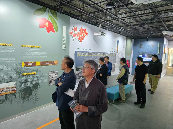 여순사건 역사관 내부를 둘러보고 있다. 고영호 기자