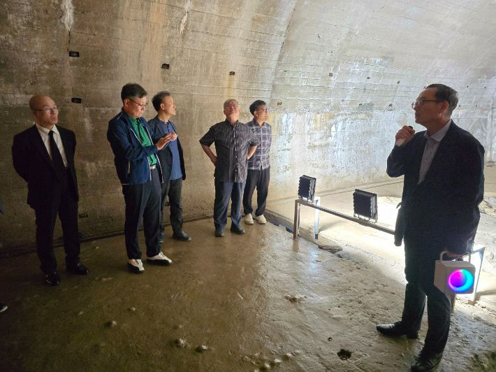 정병진 목사(우측)가 무기고에서 설명하고 있다. 고영호 기자