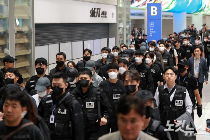 캄보디아에 구금돼 있던 한국인 64명이 18일 오전 인천공항을 통해 송환되고 있다. 이들은 보이스피싱 등 국제 범죄 조직에 가담한 혐의를 받고 있다. 인천공항=황진환 기자