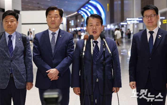 더불어민주당 김병주(왼쪽 세 번째) 재외국민안전대책단장이 15일 오후 인천국제공항 제2터미널에서 정부합동대응팀과 함께 한국인 대상 취업사기·납치·감금 범죄가 발생하고 있는 캄보디아로 출국에 앞서 발언하고 있다. 류영주 기자