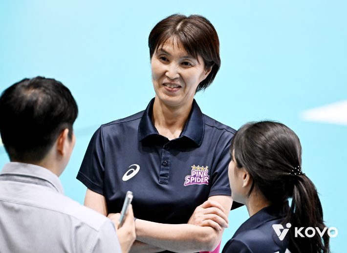 요시하라 토모코 흥국생명 감독. 한국배구연맹