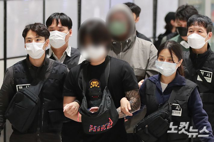 캄보디아에 구금돼 있던 한국인 64명이 18일 오전 인천공항을 통해 송환되고 있다. 이들은 보이스피싱 등 국제 범죄 조직에 가담한 혐의를 받고 있다. 인천공항=황진환 기자