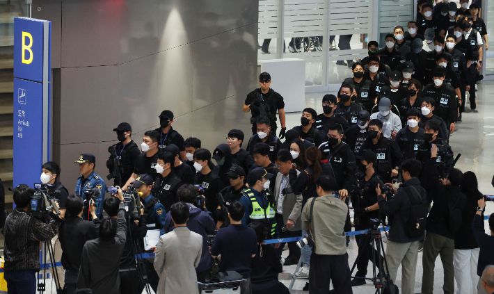 캄보디아에서 보이스피싱(전화금융사기) 등 범죄에 가담했다가 현지 경찰 조사를 받고 이민 당국에 구금됐던 한국인 64명이 18일 오전 인천공항 2터미널을 통해 송환되고 있다. 인천공항=황진환 기자