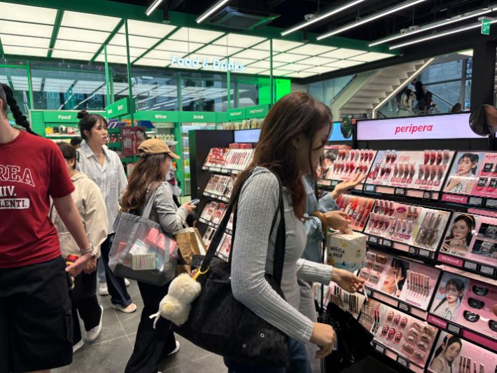 올리브영을 찾은 외국인 관광객들. 연합뉴스