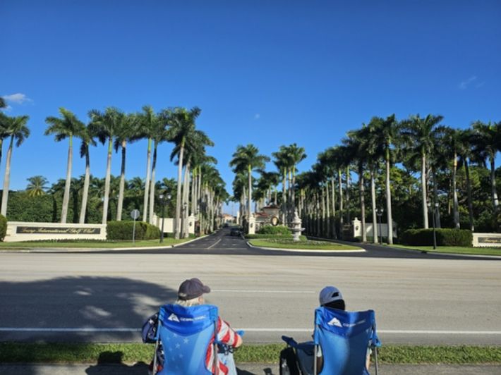 트럼프 대통령 골프장 앞에서 그를 기다리고 있는 오드리씨 부녀. 연합뉴스