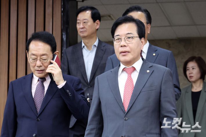 국민의힘 송언석 원내대표가 17일 서울 여의도 국회에서 열린 국정감사 대책회의에 참석하고 있다. 윤창원 기자