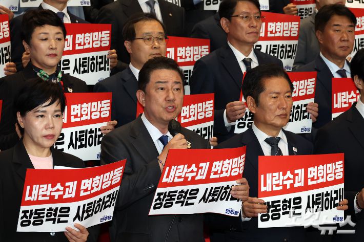 더불어민주당 김병기 원내대표가 20일 서울 여의도 국회 로텐더홀 계단에서 열린 내란수괴 면회 극우선동 장동혁 규탄 기자회견에서 발언을 하고 있다. 윤창원 기자