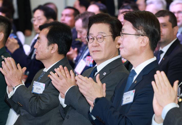 이재명 대통령이 20일 경기 고양시 킨텍스에서 열린 서울 ADEX 2025 개막식에서 참석자들과 박수를 치고 있다. 연합뉴스