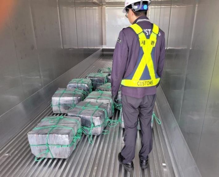 컨테이너 안 이상 물체 확인. 관세청 제공