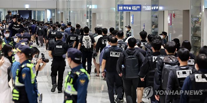 (영종도=연합뉴스) 김성민 기자 = 캄보디아 온라인 사기에 가담해 구금된 한국인들이 18일 오전 인천국제공항 제2터미널을 통해 송환되고 있다. 이날 송환에는 경찰 호송조 190여명이 투입됐다. 2025.10.18 [공동취재] ksm7976@yna.co.kr 연합뉴스