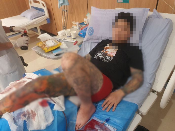 지난 9월 캄보디아 시아누크빌의 범죄 단지 4층에서 뛰어내려 탈출한 A씨가 현지 병원에서 치료를 받고 있다.