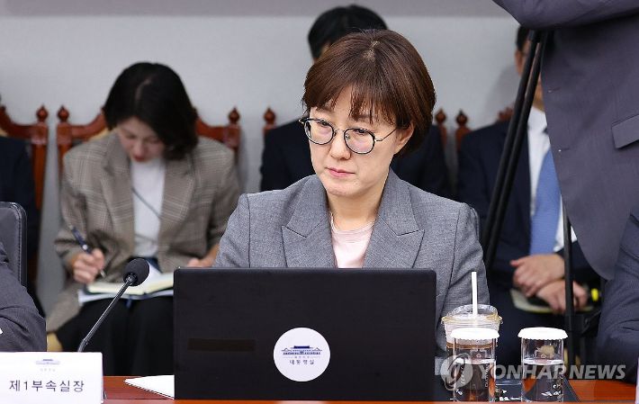 (서울=연합뉴스) 김도훈 기자 = 김현지 대통령실 제1부속실장이 2일 용산 대통령실에서 열린 수석보좌관회의에 참석해 있다. 2025.10.2 superdoo82@yna.co.kr 연합뉴스