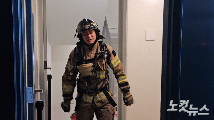 한 소방대원이 방호복과 20kg 상당의 장비를 착용한 채 100층에 도착한 모습. 김혜민 기자