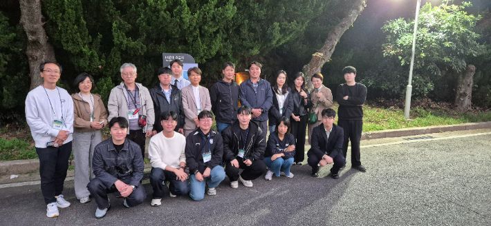 기자협회 회원들이 여수 14연대 주둔지 앞에서 단체촬영했다. 광주전남기자협회 제공