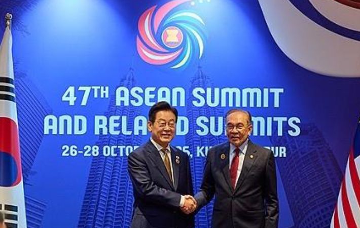 이재명 대통령과 안와르 이브라힘 말레이시아 총리가 27일 말레이시아 쿠알라룸푸르 컨벤션센터에서 양자회담에 앞서 악수하고 있다. 연합뉴스