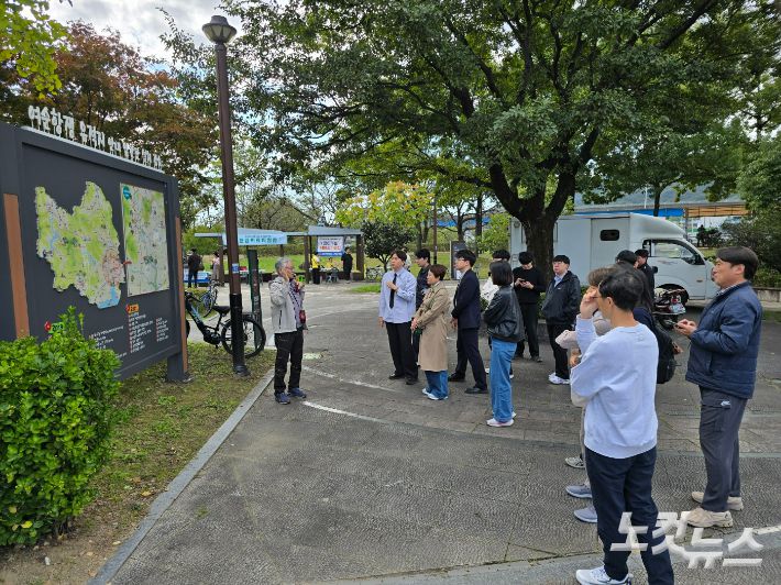 순천 여순사건 평화공원에서 기자협회 회원들이 임송본 중앙위원의 설명을 경청하고 있다. 고영호 기자