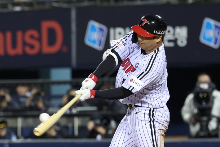 27일 서울 잠실야구장에서 열린 2025 프로야구 한국 시리즈 한화 이글스 대 LG 트윈스 2차전. 4회말 2사 만루 LG 문보경이 3타점 2루타를 치고 있다. 연합뉴스