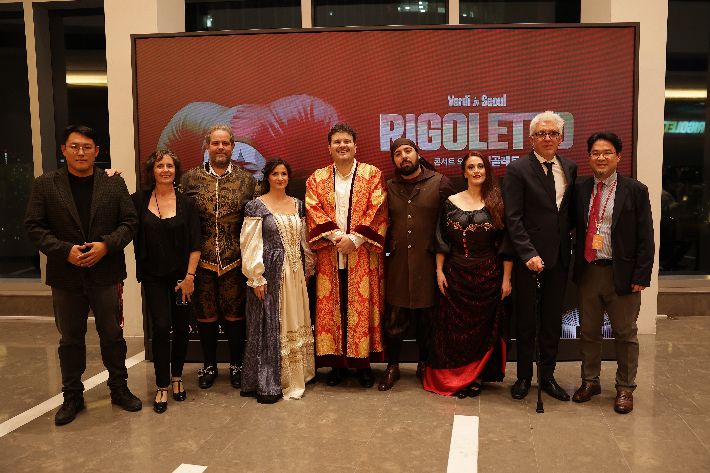 이탈리아 유레지오 클라시카 초청 콘서트 오페라 '리골레토' 출연진과 김세광 CBS 공연기획센터장(맨 오른쪽)이 기념촬영을 하고 있다.  CBS 공연기획센터 제공