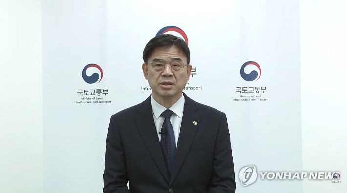 (서울=연합뉴스) 전세 끼고 집을 사 이른바 '갭투자' 논란에 휩싸인 이상경 국토교통부 1차관이 23일 국토부 유튜브 계정을 통해 대국민 사과문을 발표하고 있다. 이 차관은 최근 방영된 한 유튜브 채널에서 '정부 정책을 통해 시장이 안정되면 그때 집을 사면 된다'는 취지로 발언해 논란을 일으켰다. 2025.10.23 [국토교통부 유튜브 캡처. 재판매 및 DB금지] photo@yna.co.kr 연합뉴스