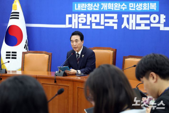 더불어민주당 박수현 수석대변인이 국회에서 현안 관련 기자간담회를 갖고 있다. 윤창원 기자