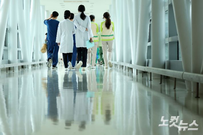 서울 시내의 한 대학병원에 의료진들이 이동하고 있다. 류영주 기자
