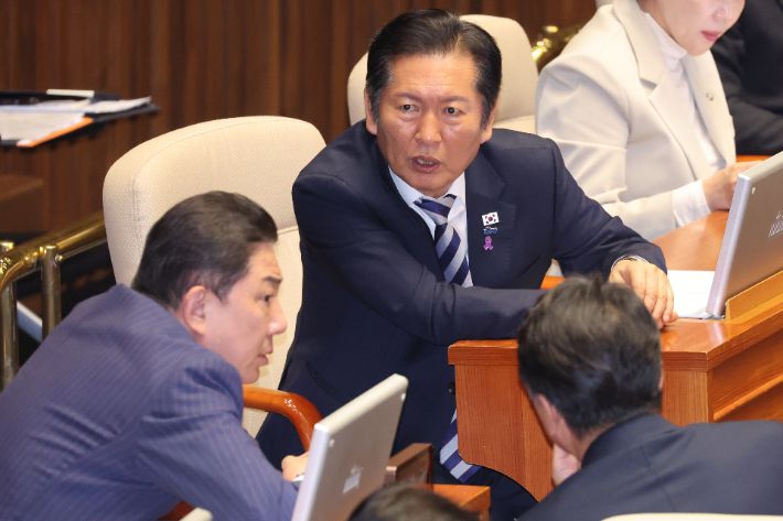 대화하는 민주당 지도부. 연합뉴스