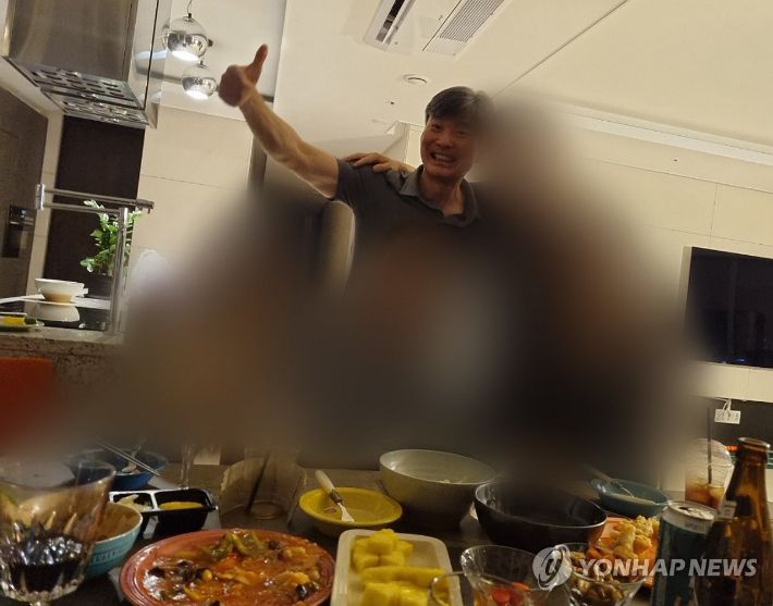 (서울=연합뉴스) 김건희 여사 관련 의혹을 수사하는 민중기 특별검사팀에 파견돼 도이치모터스 주가조작 사건 수사팀장을 맡아온 한문혁 부장검사가 과거 도이치모터스 주가조작의 '컨트롤타워'로 지목된 이종호 전 블랙펄인베스트 대표와 술자리를 가진 사실이 드러나 파견이 해제됐다. 대검찰청은 곧바로 한 부장검사에 대한 감찰에 착수했다.     사진 속 이종호 전 대표(모자이크 처리없는 인물) 앞쪽 가운데 위치한 사람이 한 검사. 2025.10.27 [독자 제공. 재판매 및 DB금지] photo@yna.co.kr 연합뉴스