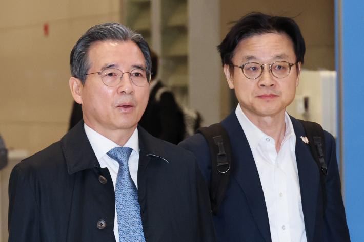 김용범 대통령실 정책실장(왼쪽)과 김정관 산업통상부 장관이 한미 관세협상 추가 논의를 마치고 24일 인천국제공항을 통해 귀국하고 있다. 연합뉴스