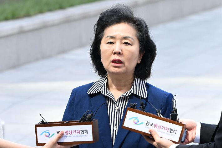 윤석열 전 대통령 부부의 공천 개입 의혹을 받는 김영선 전 의원이 29일 오전 서울 서초구 서울고등검찰청으로 조사를 받기 위해 출석하고 있다. 류영주 기자