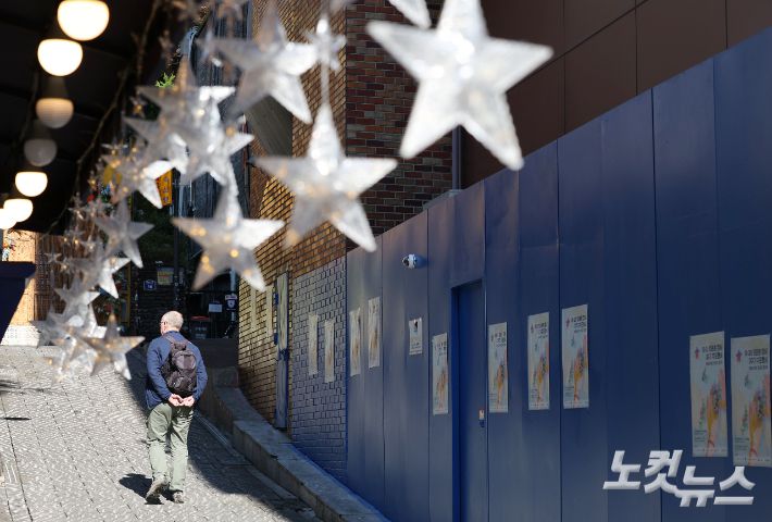 서울 용산구 이태원 참사 현장인 '기억과 안전의 길'을 찾은 시민들이 추모하고 있다. 류영주 기자