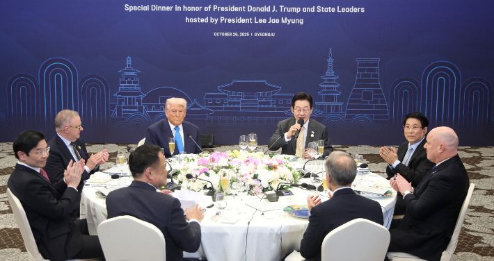 이재명 대통령이 29일 경북 경주 힐튼호텔 그랜드볼룸에서 열린 이 대통령 주최 정상 특별만찬에서 환영사를 하고 있다. 왼쪽은 도널드 트럼프 미국 대통령. 연합뉴스