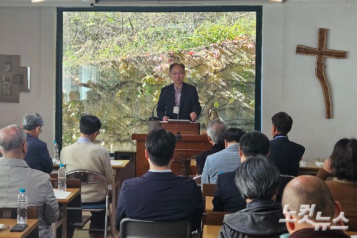 발제자로 나선 양혁승 장로는 교회가 사회적 책임을 다하지 못하고, 기득권 위협에 민감하게 반응하면서도 사회 불의에 대해 침묵하는 이중적 태도를 비판하며, 일부 목회자와 교회가 극단적 정치 이념과 결탁하여 복음을 왜곡하는 현실 역시 심각한 위기의 한 모습임을 꼬집었다.