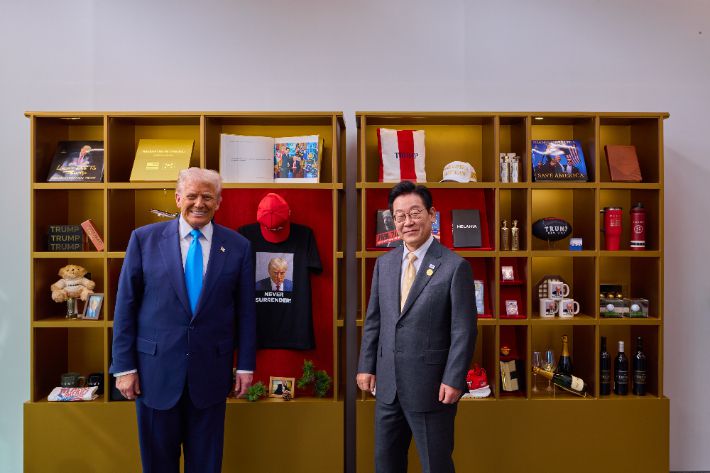 이재명 대통령과 도널드 트럼프 미국 대통령이 29일 경북 경주박물관에서 정상회담에 앞서 트럼프 굿즈 전시품을 관람한 후 기념촬영을 하고 있다. 대통령실 제공
