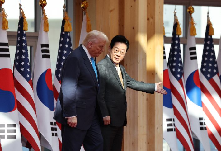 이재명 대통령이 지난 29일 경북 경주박물관에서 열린 도널드 트럼프 미국 대통령 공식 환영식에서 트럼프 대통령을 안내하는 모습. 연합뉴스