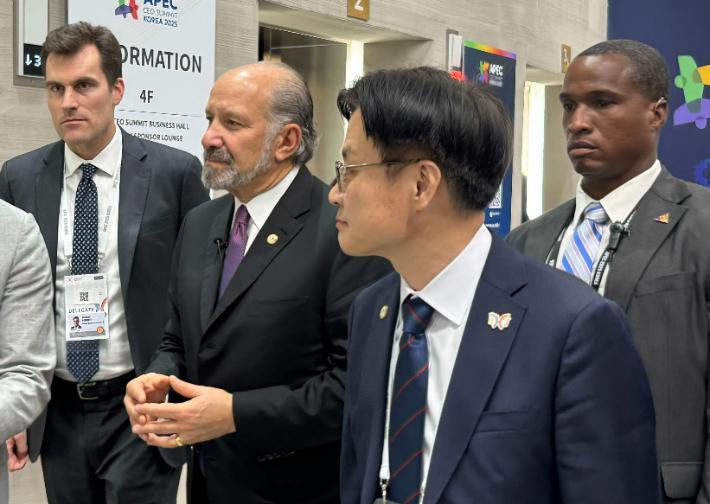 김정관 산업통상부 장관과 하워드 러트닉 미국 상무부 장관이 29일 오후 경북 경주 예술의전당에서 열린 한미 비즈니스 라운드 테이블 행사를 마친 뒤 함께 이동하고 있다. 연합뉴스