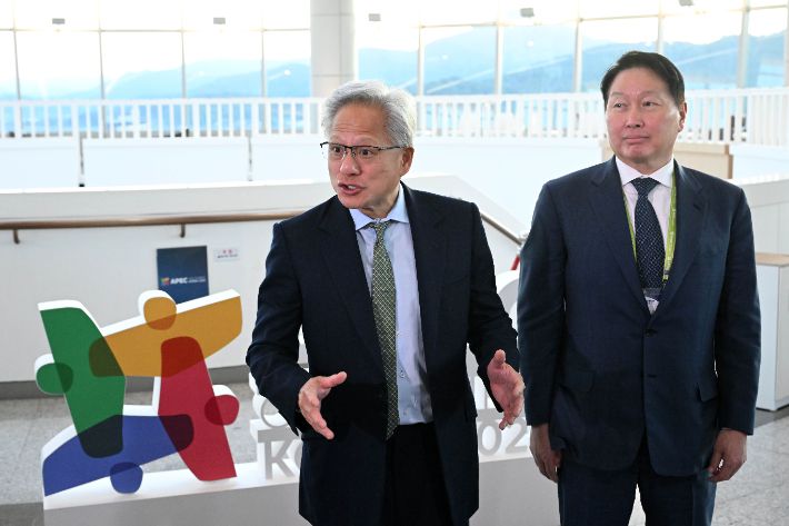 젠슨 황 엔비디아 CEO가 31일 경북 경주 예술의전당에서 열린 아시아태평양경제협력체(APEC) 최고경영자(CEO) 서밋에 참석해 최태원 대한상의 회장과 환담 후 취재진의 질문을 받고 있다. 연합뉴스