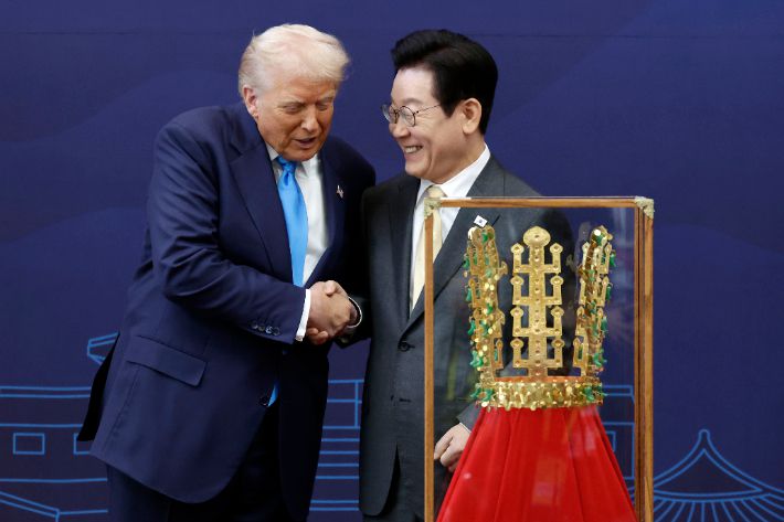 '천마총 금관 모형'과 한미 정상     (경주=연합뉴스) 한상균 기자 = 이재명 대통령이 29일 경북 경주박물관에서 도널드 트럼프 미국 대통령에게 '천마총 금관 모형'을 선물한 뒤 악수하고 있다. 2025.10.29 [대통령실통신사진기자단]     xyz@yna.co.kr (끝)   <저작권자(c) 연합뉴스, 무단 전재-재배포, AI 학습 및 활용 금지> 연합뉴스