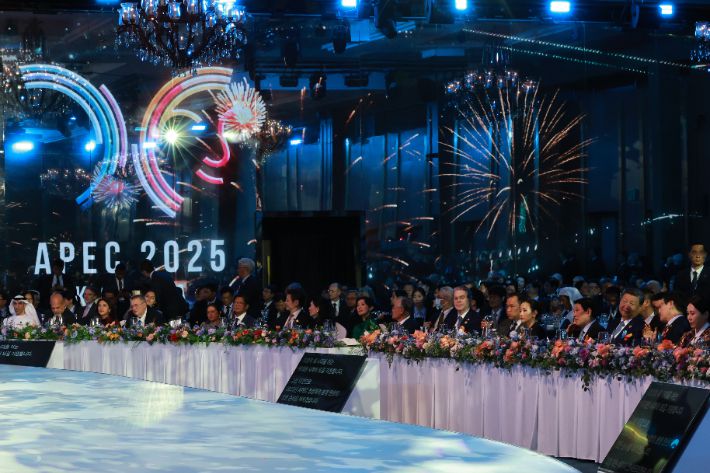 공연 관람하는 이재명 대통령과 각국 정상들     (경주=연합뉴스) 특별취재팀 = 이재명 대통령과 김혜경 여사, 시진핑 중국 국가주석 등 각국 정상들이 31일 경북 경주시 라한셀렉트호텔에서 열린 2025 아시아태평양경제협력체(APEC) 정상회의 환영 만찬에서 문화 공연을 관람하고 있다. 2025.10.31     photo@yna.co.kr (끝)   <저작권자(c) 연합뉴스, 무단 전재-재배포, AI 학습 및 활용 금지> 연합뉴스