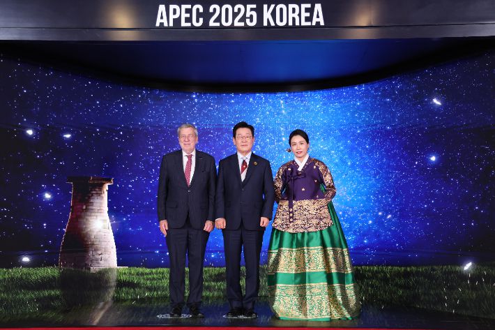 이재명 대통령 부부, 칠레 외교부 장관 영접     (경주=연합뉴스) 특별취재단 = 이재명 대통령과 김혜경 여사가 31일 경북 경주시 라한셀렉트호텔에서 열린 2025 아시아태평양경제협력체(APEC) 정상회의 갈라만찬 영접장에서 알베르토 반 클라베렌 칠레 외교부 장관을 맞이하고 있다. 2025.10.31     photo@yna.co.kr (끝)   <저작권자(c) 연합뉴스, 무단 전재-재배포, AI 학습 및 활용 금지> 연합뉴스